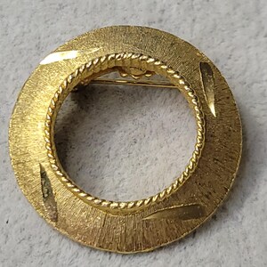 1.25 inch textured etched gold tone open circle simple pin brooch