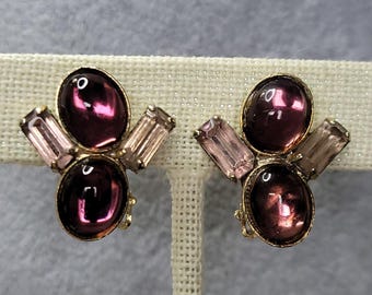 Vtg gold tone violet purple cabochon lavender rhinestone clip on earrings ear clips .75 x .9 inch
