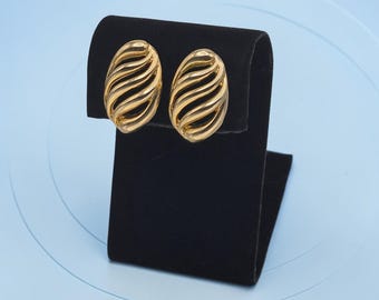 gold tone open work oval .75 x 1.1 inch clip on earrings ear clips