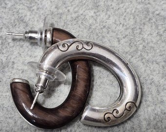 Pendientes de aro ovalados Brighton Contempo con baño de plata y veta de madera, de 3/4 de pulgada, con poste perforado de 1.25 pulgadas.