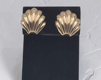 1 x .75  inch gold tone scalloped seashell shell clip on earrings ear clips