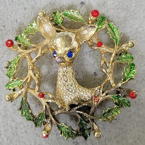 Vintage GERRYS gold tone red green Christmas Holiday holly wreath deer brooch pin 2 inch