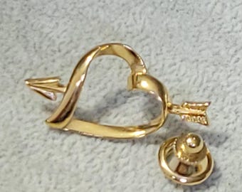 Avon gold tone heart cupids arrow open lapel hat scarf pin