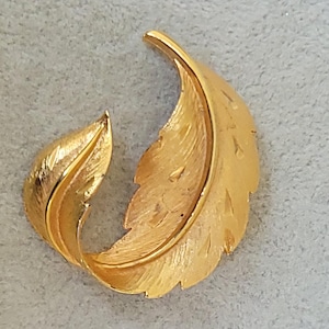 JJ Jonette Jewelry textured gold tone windblown leaf brooch pin 1.5 x 1.75 inch