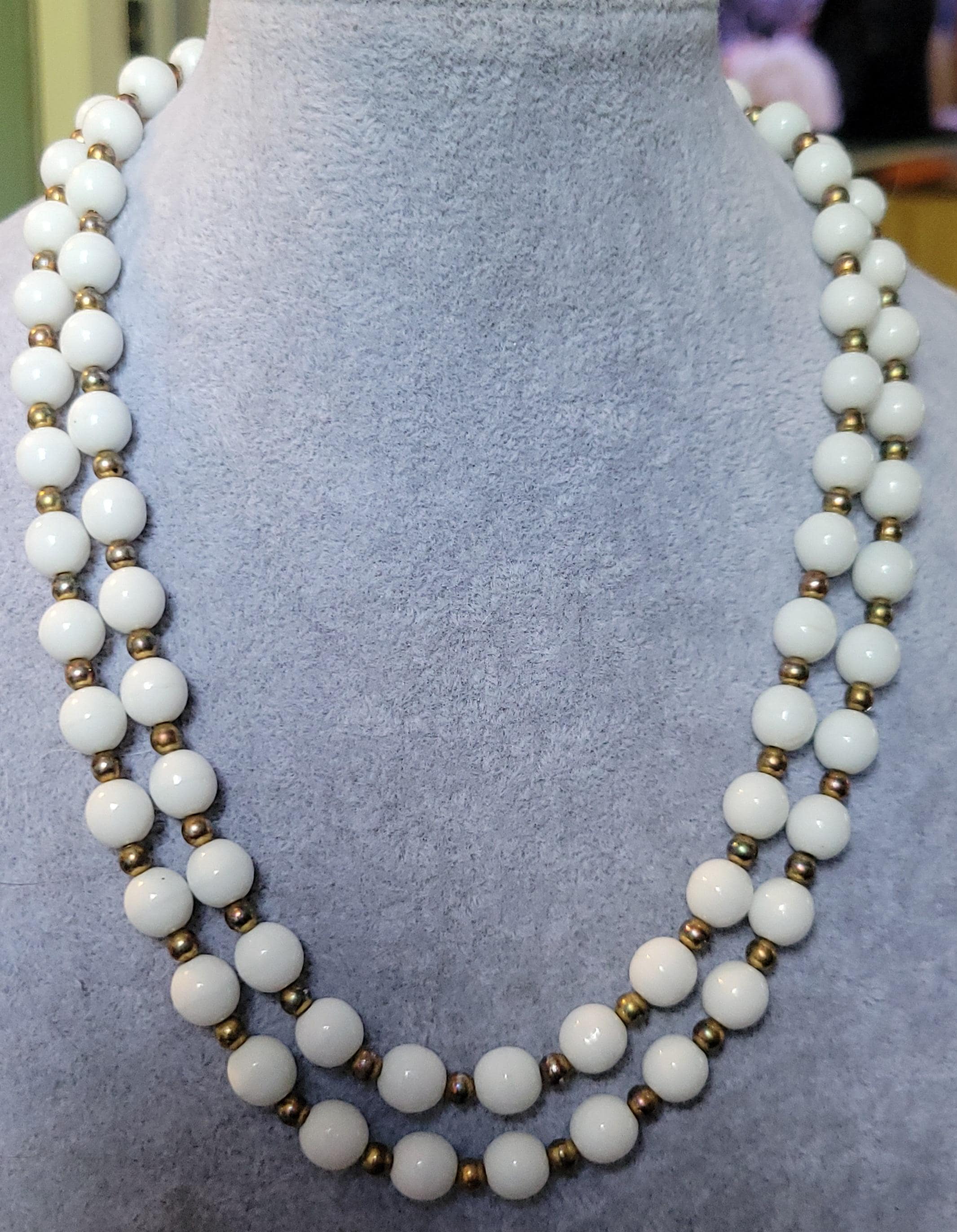 Vtg 17 inch white bead and gold tone double strand layered beaded necklace