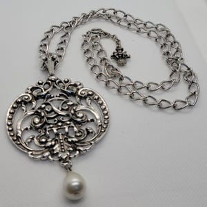 Vintage Avon 26 inch silver tone chain with a 2.5 x 4 inch pendant with a faux pearl teardrop necklace