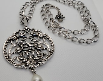 Vintage Avon 26 inch silver tone chain with a 2.5 x 4 inch pendant with a faux pearl teardrop necklace