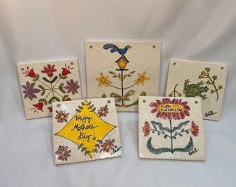 Azulejos pintados a mano de edición especial, de la artista Kelsie.