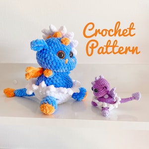 Puede incluir: Dos juguetes de peluche tejidos a crochet, uno azul con detalles blancos y naranjas y el otro morado con detalles blancos. Los juguetes están sentados en un estante blanco con el texto "Crochet Pattern" en letras naranjas encima.