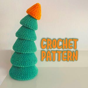 Pode incluir: Uma árvore de Natal de crochê feita de fio verde com uma estrela de fio laranja no topo. A árvore é feita de seis camadas de círculos de crochê. A imagem inclui o texto "CROCHET PATTERN".