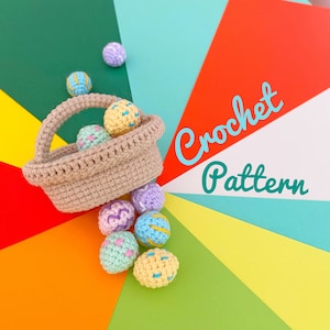 Può includere: Un cestino all'uncinetto pieno di uova all'uncinetto colorate. Il cestino è marrone e le uova sono di varie tonalità di blu, rosa e giallo. Il testo "Crochet Pattern" è scritto su uno sfondo colorato.
