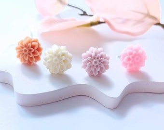 Studs chrysanthemum flower blossom color of your choice turquoise blue beige pink peach orange Earrings Juvelato