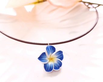 Collier au choix cuir fleur de frangipanier pendentif argile polymère bleu violet rose collier cuir noir