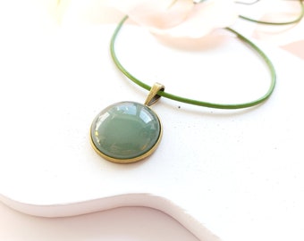 Collier cuir aventurine verte pierre gemme bronze