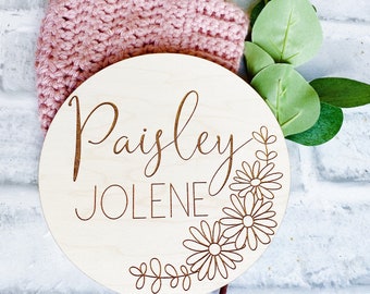 Daisy Baby Name Announcement/ Personalized Daisy Name Sign/ Engraved Baby Name Circle Daisies/ Floral Baby Name Round/ Baby Hospital Sign