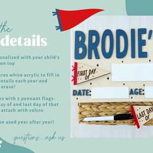 Puede incluir: Un letrero de madera personalizado con el nombre "BRODIE'S" en letras azules. Cuenta con espacios de acr&iacute;lico blanco para detalles, banderines para el primer y &uacute;ltimo d&iacute;a de clases, y el texto "FIRST DAY OF" y "LAST DAY OF".