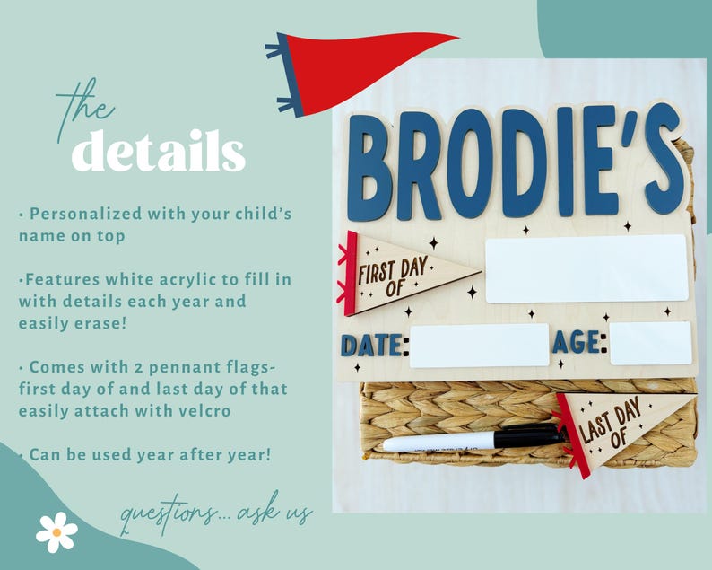 Puede incluir: Un letrero de madera personalizado con el nombre "BRODIE'S" en letras azules. Cuenta con espacios de acr&iacute;lico blanco para detalles, banderines para el primer y &uacute;ltimo d&iacute;a de clases, y el texto "FIRST DAY OF" y "LAST DAY OF".