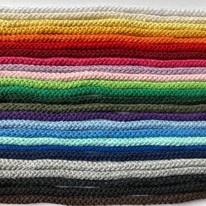 Könnte beinhalten: Eine Sammlung von 20 verschiedenen farbigen Schnüren, jede etwa 6 mm dick, in Reihen angeordnet. Die Schnüre sind aus gewebtem Material und in verschiedenen Farben erhältlich, darunter Weiß, Gelb, Orange, Rot, Rosa, Grün, Blau, Lila und Braun.
