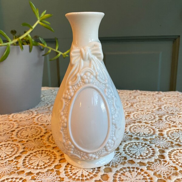 Plain White Vase • Vintage Bow/Floral Vase -- 6" Tall