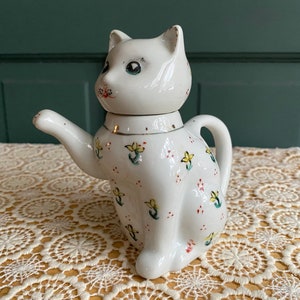 Vintage Small Vintage Lucky Cat Tea Pot Decorative | White Patterned Raised Paw Cat Tea Pot | Chinese Tea Accessories