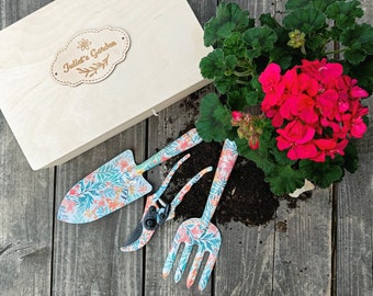 Schöne Gartengeräte Set mit Personalisierter Holzkiste | Handwerkzeug Geschenkset | Outdoor Gartengeräte für Gärtner | Geschenk zum Muttertag
