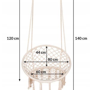 Puede incluir: Una silla colgante de macram&eacute; blanca con borde de flecos. La silla tiene 44 cm de ancho, 80 cm de alto y 60 cm de profundidad. La silla est&aacute; suspendida de dos ganchos y tiene una longitud total de 120 cm y una anchura de 140 cm.