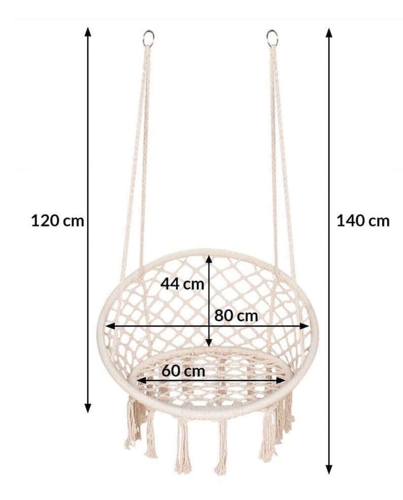 Puede incluir: Una silla colgante de macram&eacute; blanca con borde de flecos. La silla tiene 44 cm de ancho, 80 cm de alto y 60 cm de profundidad. La silla est&aacute; suspendida de dos ganchos y tiene una longitud total de 120 cm y una anchura de 140 cm.