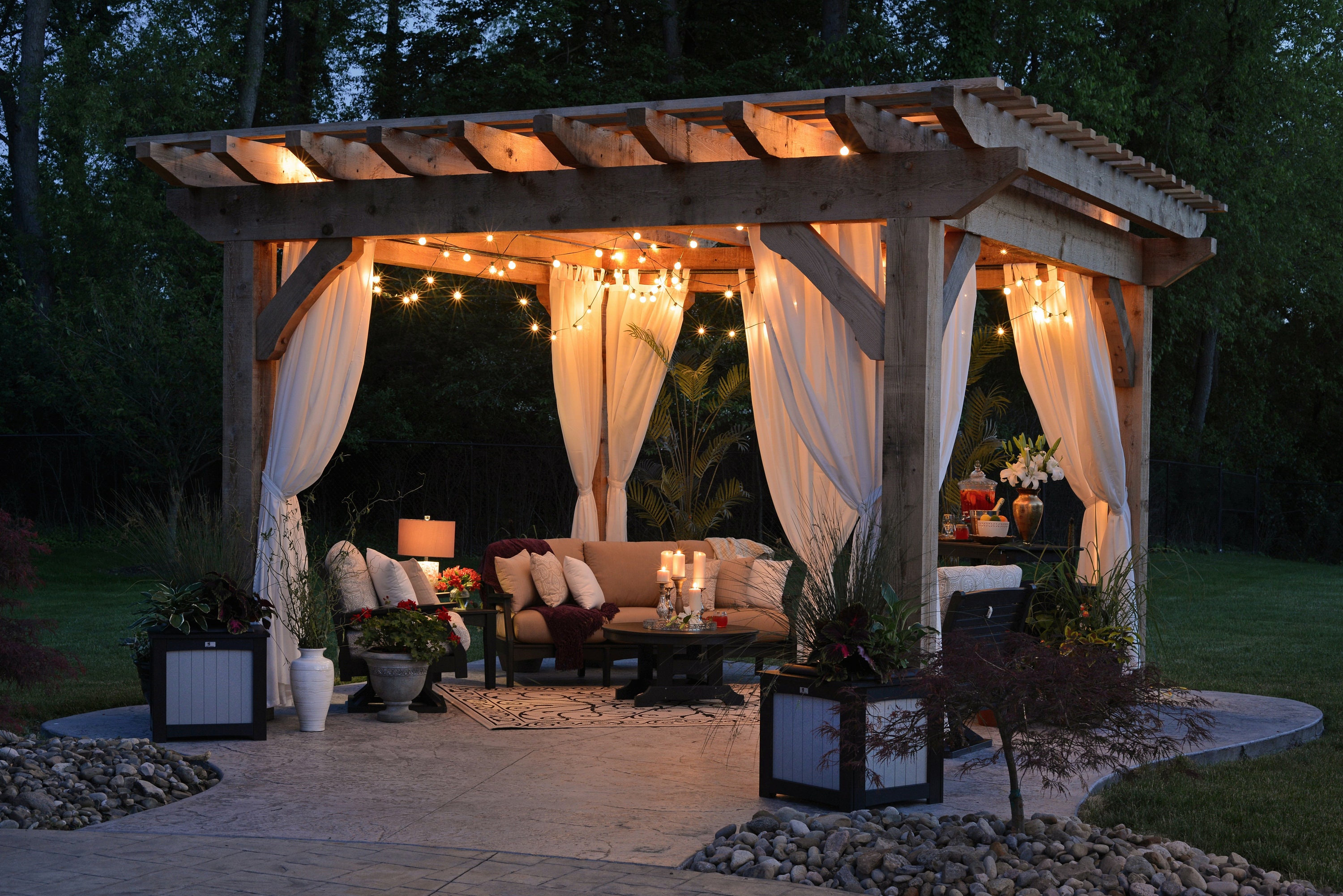 canisse pergola bois-guirlande-lumineuse-idee-deco-exterieur