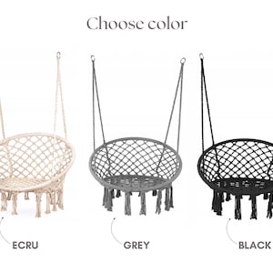 Puede incluir: Tres sillas colgantes con flecos, hechas de cuerda trenzada, en color crudo, gris y negro. Elige el color.