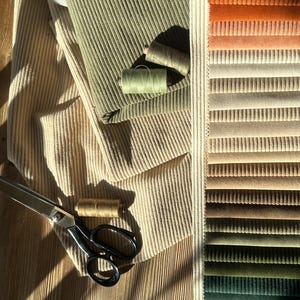 Feincord Stoff Meterware | Strukturierter Cordstoff | Robuster Möbelstoff | Farben | Samt Sofa Stoff