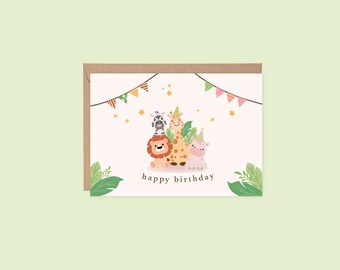 Pode incluir: Cartão de aniversário com fundo rosa claro e envelope castanho. O cartão apresenta animais de desenho animado: um leão, uma zebra, uma girafa e um hipopótamo, com chapéus de festa. As palavras "happy birthday" são escritas em uma fonte lúdica. Grinaldas coloridas e estrelas decoram o topo.