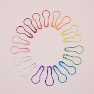 Stitch markers (20) in a plastic reusable screw top container