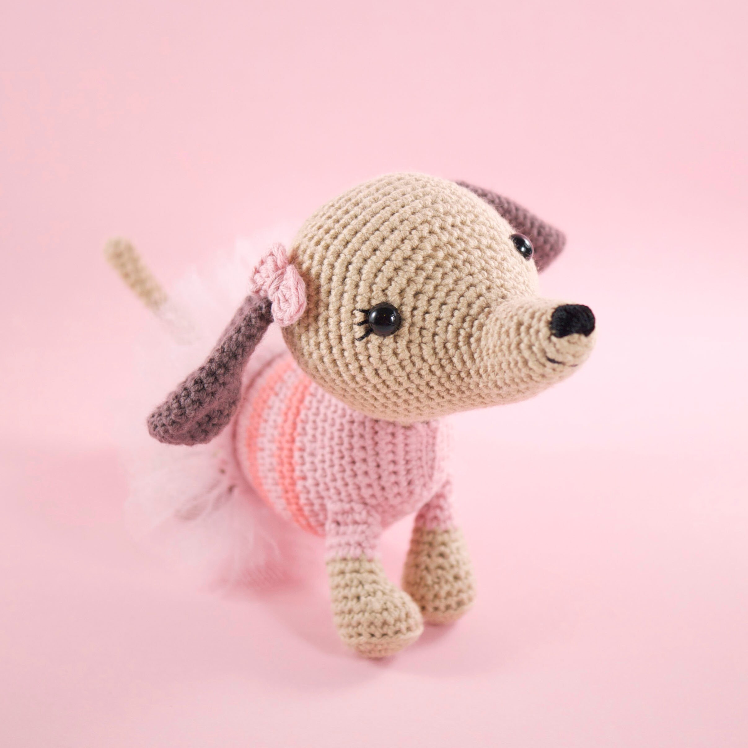 あみぐるみ編み図 - ダックスフントのソーセージの子犬、マヌと