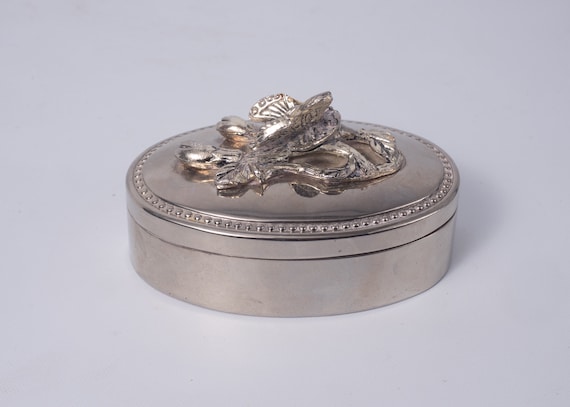 A Lovely Silver Metal Floral Pattern Trinket/Jewe… - image 1