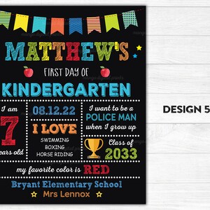 Puede incluir: Un cartel negro de pizarra con decoraciones y texto coloridos. Dice "Matthew's First Day of Kindergarten" e incluye detalles como la edad, las actividades favoritas y las aspiraciones futuras. El cartel est&aacute; decorado con banderas coloridas, estrellas y una manzana roja.