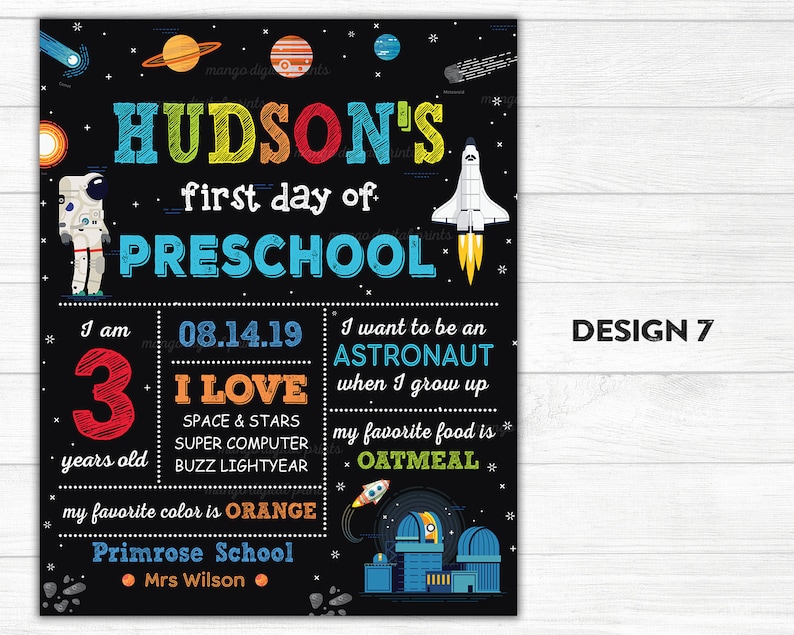 Puede incluir: Una pizarra negra con un tema espacial para el primer d&iacute;a de preescolar de un ni&ntilde;o. La pizarra tiene un cohete, estrellas, planetas y un astronauta. El texto en la pizarra dice "HUDSON'S first day of PRESCHOOL" e incluye informaci&oacute;n sobre el ni&ntilde;o, como su edad, cosas favoritas y escuela.