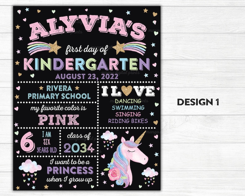 Puede incluir: Un cartel negro de pizarra con una ilustraci&oacute;n de unicornio y texto que dice "Alyvia's first day of Kindergarten - August 23, 2022 - Rivera Primary School - I love dancing, swimming, singing, riding bikes - My favorite color is pink - I am six years old - Class of 2034 - I want to be a princess when I grow up."