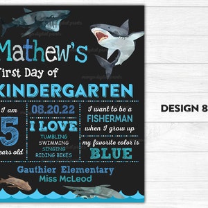 Puede incluir: Un cartel de estilo pizarra negra con un dise&ntilde;o azul y blanco que presenta un tibur&oacute;n y el texto "Mathew's First Day of Kindergarten". El cartel tambi&eacute;n incluye la fecha "08.20.22", la edad "5 a&ntilde;os" y la frase "Me encanta hacer volteretas, nadar, cantar, andar en bicicleta". El cartel tambi&eacute;n indica que el ni&ntilde;o quiere ser pescador cuando crezca y que su color favorito es el azul. El cartel es de la escuela primaria Gauthier y el nombre de la maestra es la se&ntilde;orita McLeod.