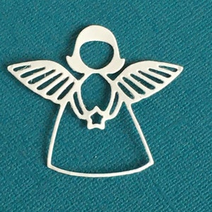 Pode incluir: Adorno de anjo de metal branco com asas e uma estrela no centro. O anjo &eacute; recortado no metal e tem um design simples.