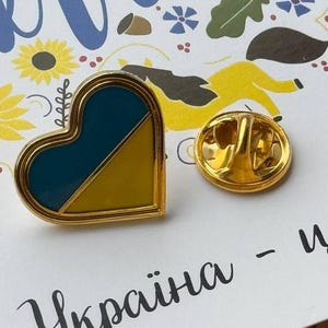 Pin de bandeira de coração ucraniano Botão da Ucrânia Presente Mochila Pin Eu estou com a Ucrânia Loja ucraniana Broche manchado Presentes de Natal Feito à mão