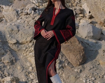 Vestido negro de lino bordado Vyshyvanka, vestido étnico ucraniano hecho a mano, regalo para su dama, lino folclórico, regalo étnico boho para Navidad
