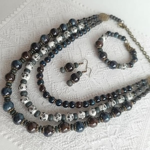 Smyckeset i keramik, present till mors dag | Halsband, armband, örhängen | Handgjorda keramiksmycken | Justerbar | Elegant set i grått och vitt