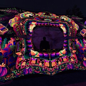 Fungal Rift - fictief Azteeks godspersonage - decoratie DJ-booth – psychedelische, UV-reactieve rekbare print op lycra