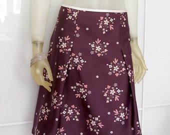 Airy Adelgard skirt made of aubergine-colored cotton with white flowers