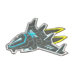 Könnte beinhalten: Ein grauer gestickter Aufnäher mit einem futuristischen Raumschiff mit blauen und gelben Akzenten. Das Raumschiff fliegt mit seinen Nachbrennern.