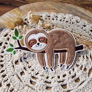 Faultier Flauschig Patch | Applikation zum Aufnähen und Aufbügeln | Goldbraun | 17,5 x 10 cm