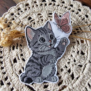 Katze mit Schmetterling Patch zum Aufnähen und Bügeln | Grau/ Weiß | 8 x 11  / 11 x 13 / 13 x 18,5 cm