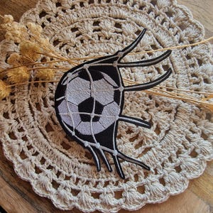 Fußball im Netzl schwarz | soccer  ball black  | Patch Applikation zum Aufnähen und Aufbügeln | Stickapplikation