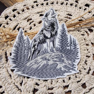 Wolf Patch zum Aufnähen und Bügeln | Grau / Weiß