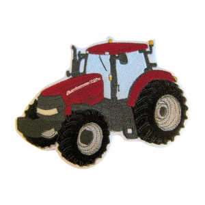 Könnte beinhalten: Gestickter Traktor-Patch in Rot und Grau. Der Traktor hat eine schwarze Frontstoßstange, große Reifen und eine blaue Windschutzscheibe.